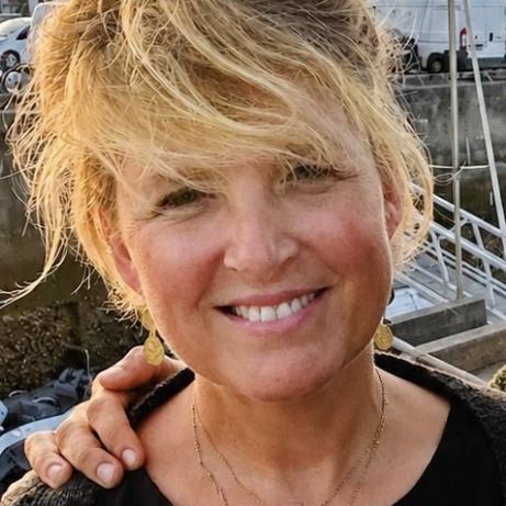 Véronique, souriante.